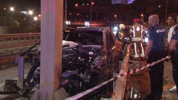 İstanbul Pendik'te feci kaza: Refüje girdi